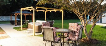 Cozy Country Retreat Ranch Style Home, private hot tub, pet friendly