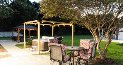 Cozy Country Retreat Ranch Style Home, private hot tub, pet friendly