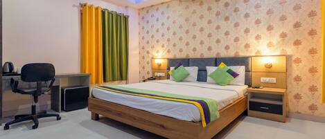 Deluxe-rum | Värdeförvaringsskåp på rummet, skrivbord och strykjärn/strykbräda