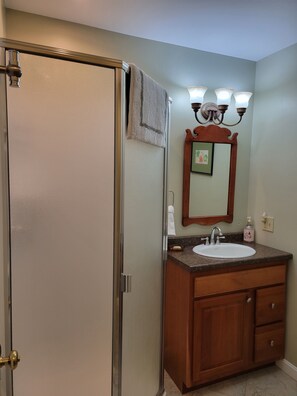 Douche, serviettes fournies, papier de toilette