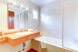 Dusche, Haartrockner, Bidet, Handtücher