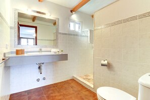 Shower, hair dryer, bidet, towels - Casa Campo (Pollença)