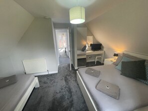 4 slaapkamers, een strijkplank/strijkijzer, reisbedje, gratis wifi