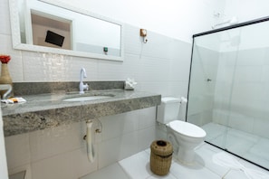 Habitació triple estàndard, diversos llits | Bany | Assecador de cabells i tovalloles