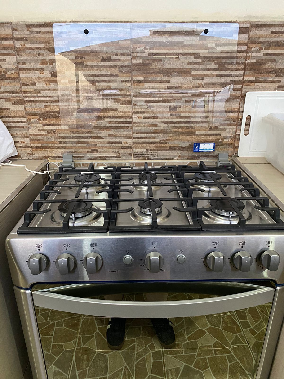 Een koelkast met diepvriezer, een microgolfoven, een oven