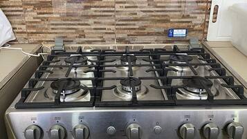 Een koelkast met diepvriezer, een microgolfoven, een oven