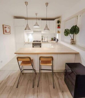 Fridge, oven, dishwasher - Spacious quiet 2 BR apt + balcony. 2 min to subway (Warszawa)