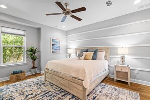 3 bedrooms, iron/ironing board, travel crib, WiFi - Centrally located and updated beach retreat in resort-style community! (Destin)