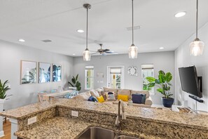 Smart TV - Centrally located and updated beach retreat in resort-style community! (Destin)