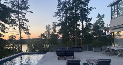 Arkitektritat Magiskt Sommarhus på Värmdö