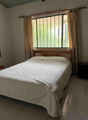 4 bedrooms, iron/ironing board, bed sheets