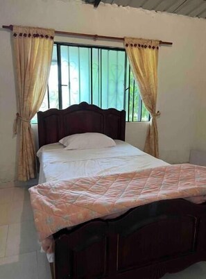 4 quartos, ferros/tábuas de passar roupa, roupa de cama