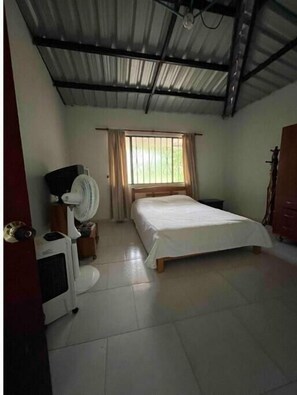 4 habitaciones, tabla de planchar con plancha y ropa de cama