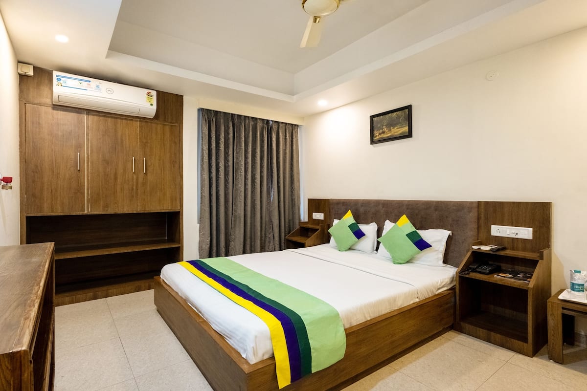 Standard Room | In-room safe, desk, iron/ironing board, bed sheets