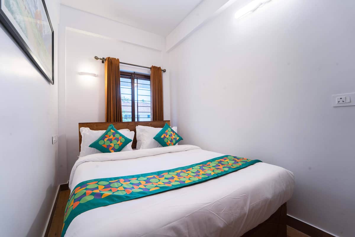 Economy Double Room | In-room safe, desk, iron/ironing board