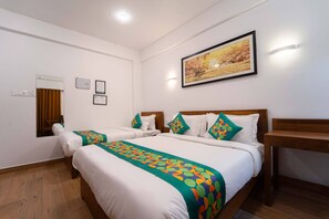 Deluxe Double Room | In-room safe, desk, iron/ironing board