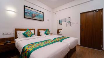 Standard Double Room | In-room safe, desk, iron/ironing board