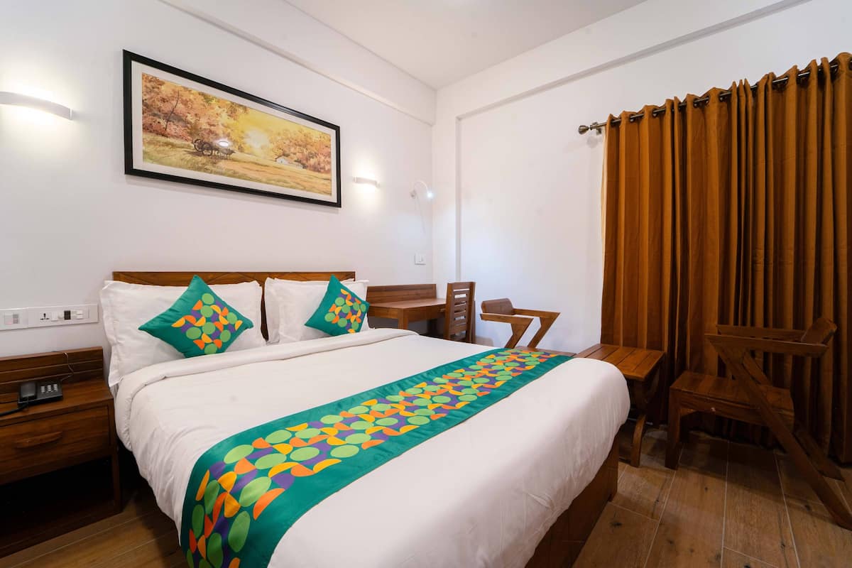 Deluxe Double Room | In-room safe, desk, iron/ironing board