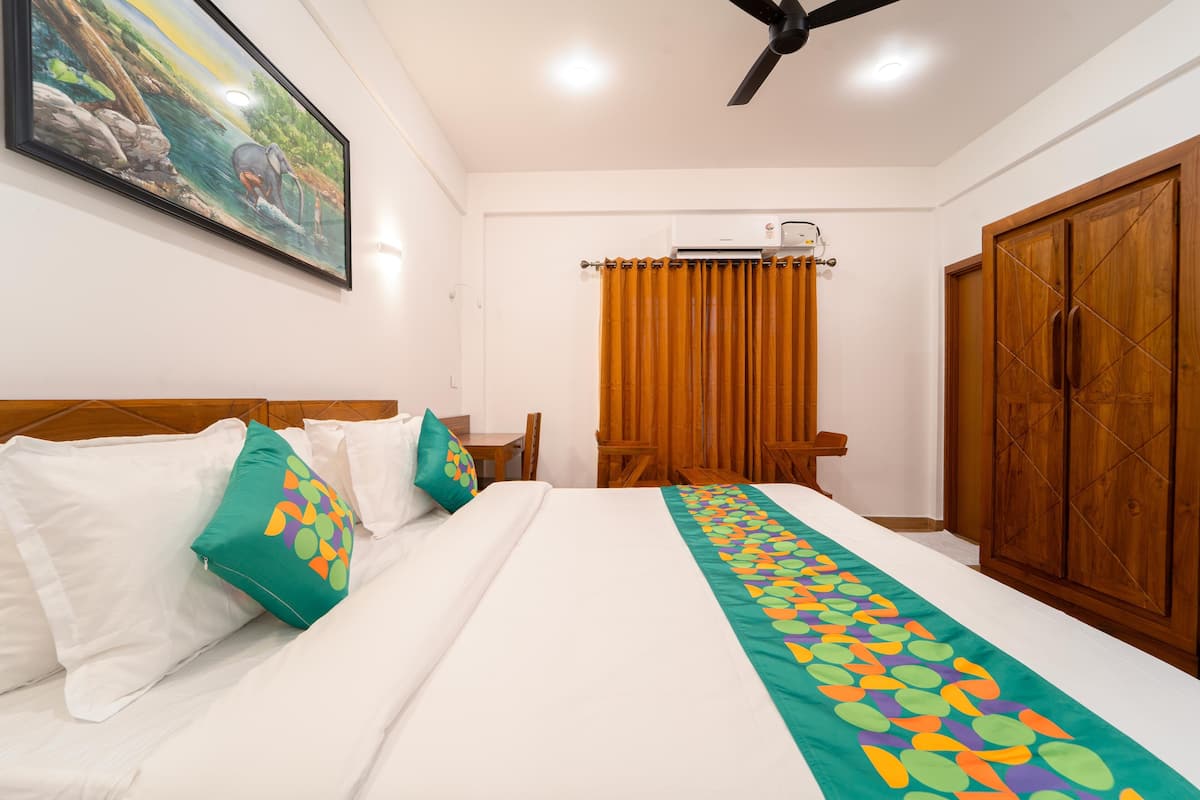 Standard Double Room | In-room safe, desk, iron/ironing board