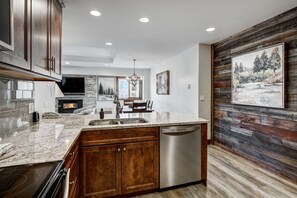 Frigorífico, microondas, horno y lavavajillas