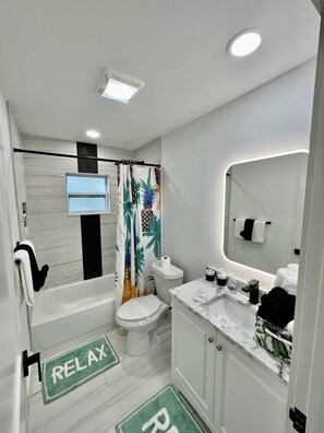 Serviettes fournies, savon, shampoing, papier toilette