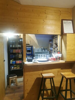 Bar (on property) - Chambre EN Gite Auberge à 4 km de la Station des 2 Alpes (Les Deux Alpes)