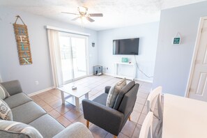 Living area - Beautiful 2 bedroom home, close to the beach (Panama City Beach)