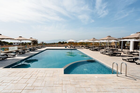 Piscine extérieure (ouverte en saison), parasols de plage