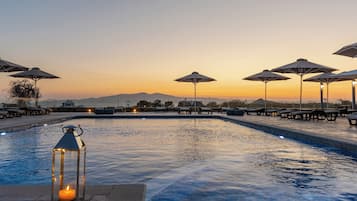 Piscina externa sazonal, funciona das 9h às 18h30, guarda-sóis