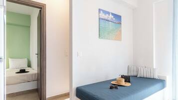 Family Apartment, 2 Bedrooms | Roupas de cama premium, individualmente mobiliados, escrivaninha