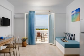 Superior Deluxe Apartment Sea View | Aire de séjour | Téléviseur à écran plat de 32 po avec télévision par satellite