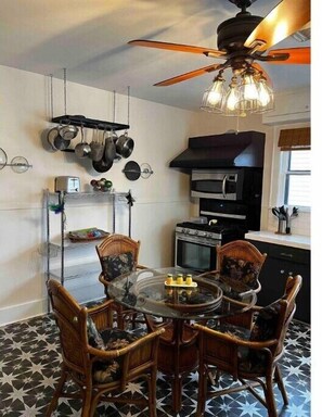 Fridge, microwave, oven, stovetop - Historic Palapa House between the beach and Strand

 (Galveston)