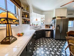 Fridge, microwave, oven, stovetop - Historic Palapa House between the beach and Strand

 (Galveston)