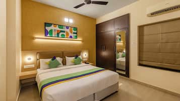 Economy Room | In-room safe, desk, bed sheets