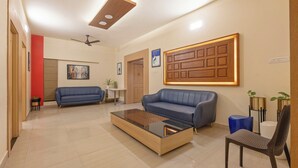 Ein modernes Wohnzimmer mit zwei Sofas, einem Couchtisch und einem Deckenventilator.