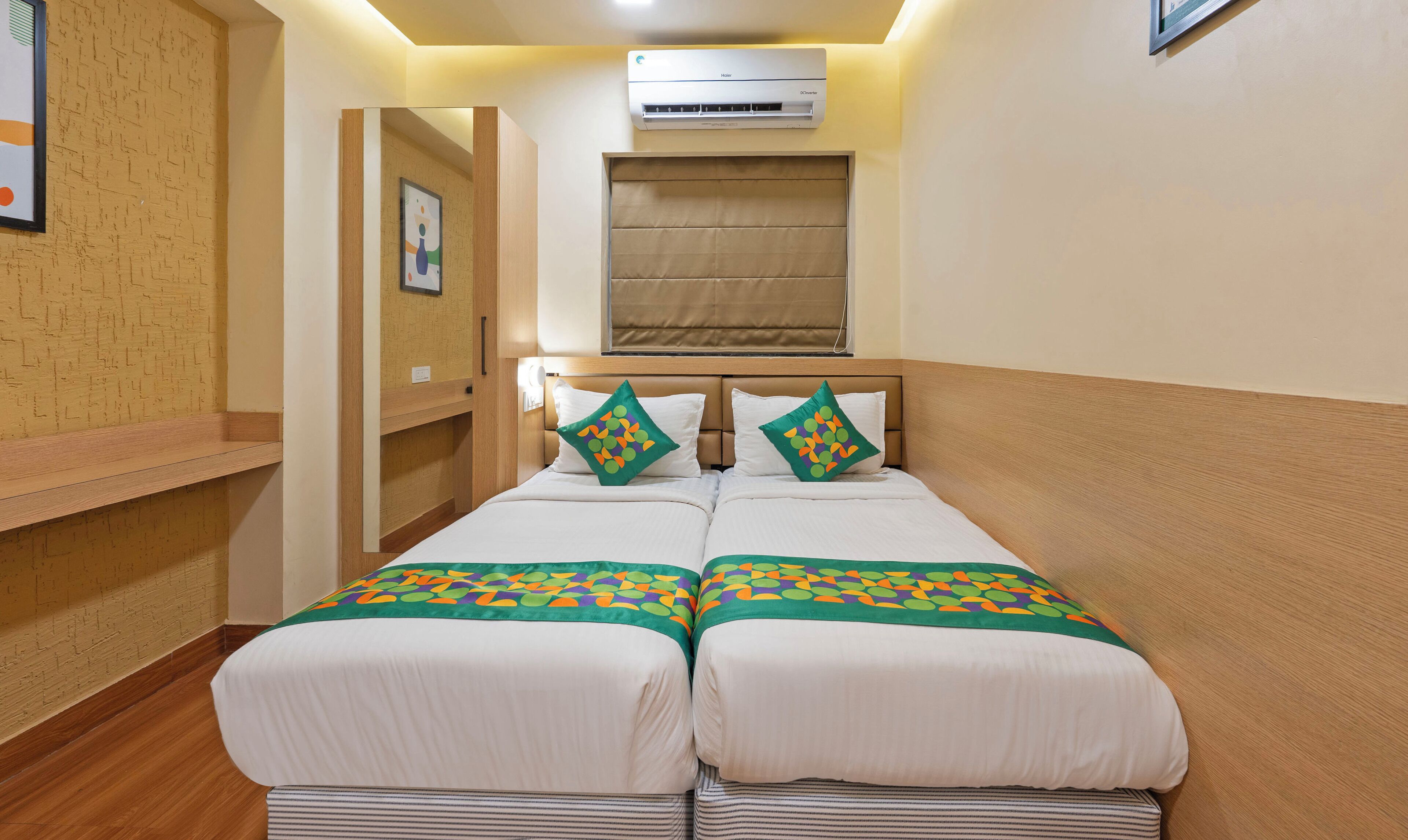 In-room safe, desk, bed sheets