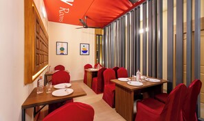 Restaurant - Treebo Premium Nestlay Rooms Nungambakkam (Chennai)