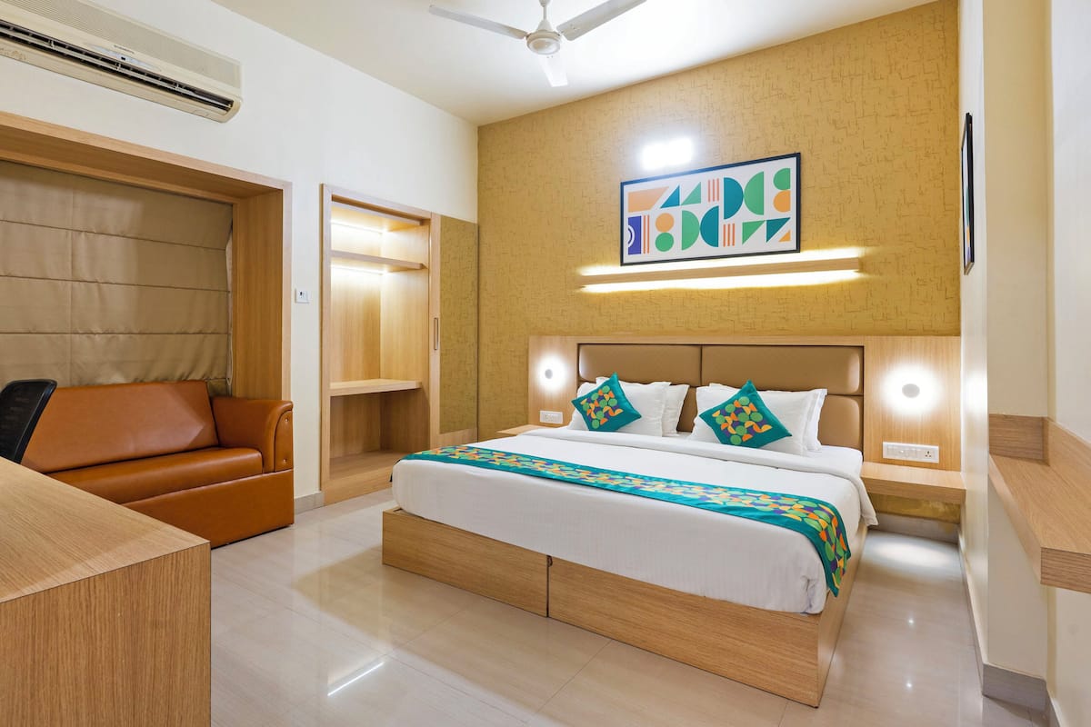 Deluxe Double Room | In-room safe, desk, bed sheets