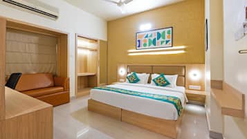 Deluxe Double Room | In-room safe, desk, bed sheets