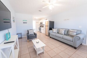 TV - Cheerful 1 bedroom house, 1 block from the beach (Panama City)