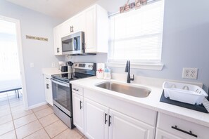 Cookware/dishes/utensils - Cheerful 1 bedroom house, 1 block from the beach (Panama City)