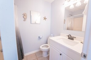 Haartrockner, Handtücher, Seife, Toilettenpapier
