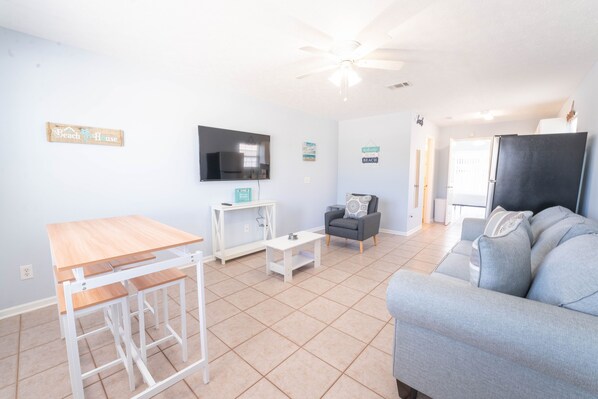 TV - Cheerful 1 bedroom house, 1 block from the beach (Panama City)