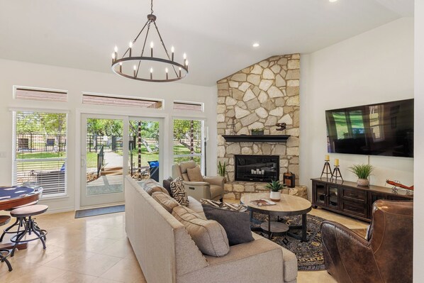 Smart TV, chimenea, futbolito y libros