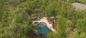 HILL COUNTRY RETREAT - Pool, Spa, 55 acres -Only 4 miles to Downtown Dripping!