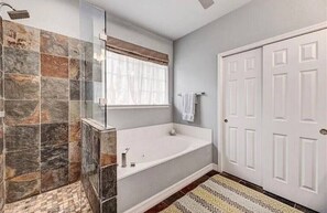 Jetted tub, hair dryer, bidet, towels - Pool, 1 Acre, Cave, 5 Bedroom Oasis in S. Austin - Sleeps 15 (Manchaca)