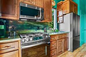 Fridge, microwave, oven, stovetop - Grantham House Cozy Hill Country Stay (San Antonio)
