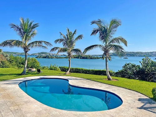 “Oceanfront Paradise Property: access to pool, ocean and Complimentary Kayaks”