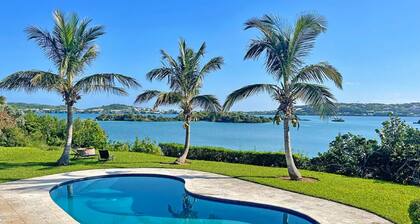 “Oceanfront Paradise Property: access to pool, ocean and Complimentary Kayaks”