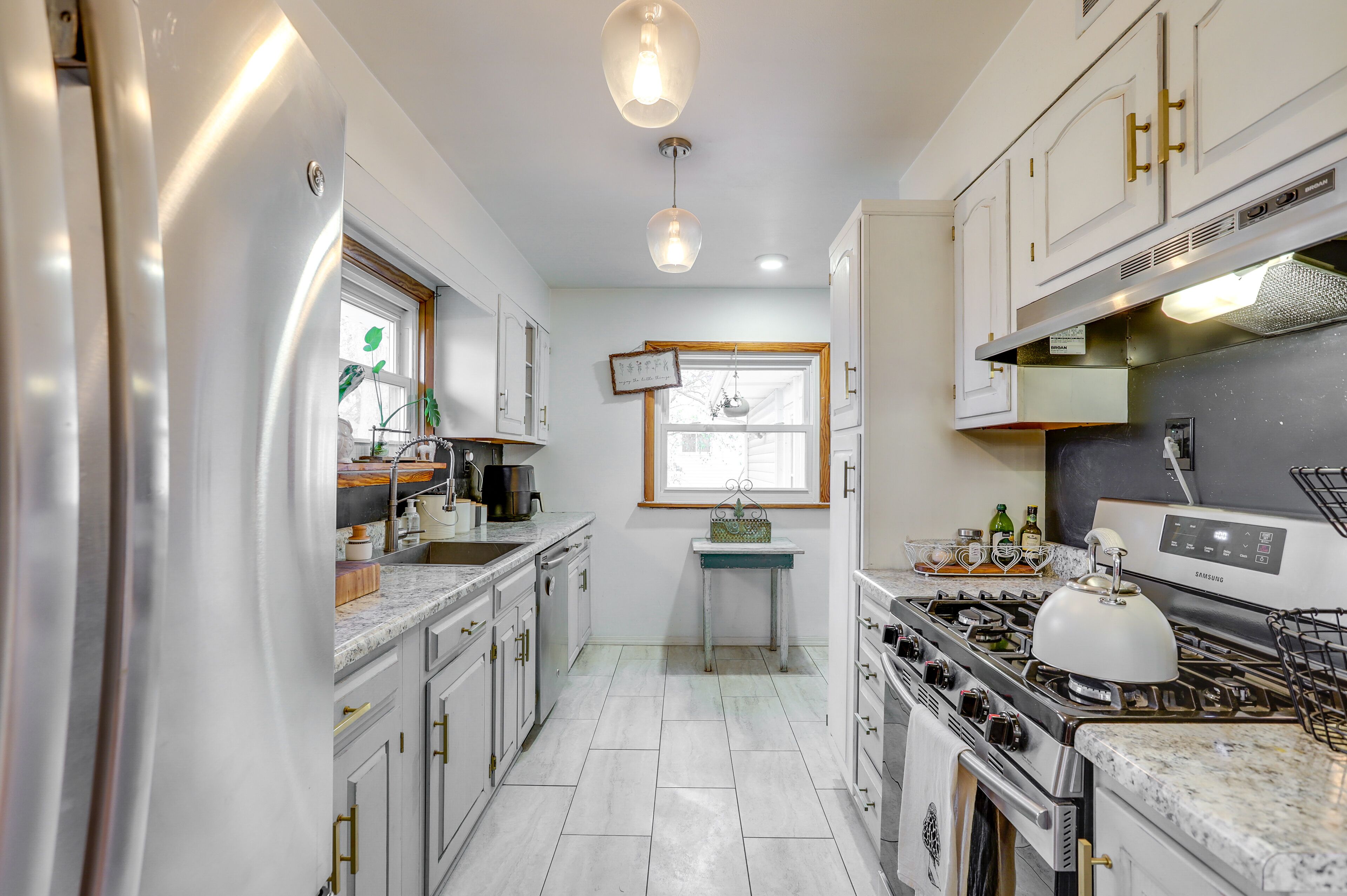 Fridge, stovetop, dishwasher, cookware/dishes/utensils